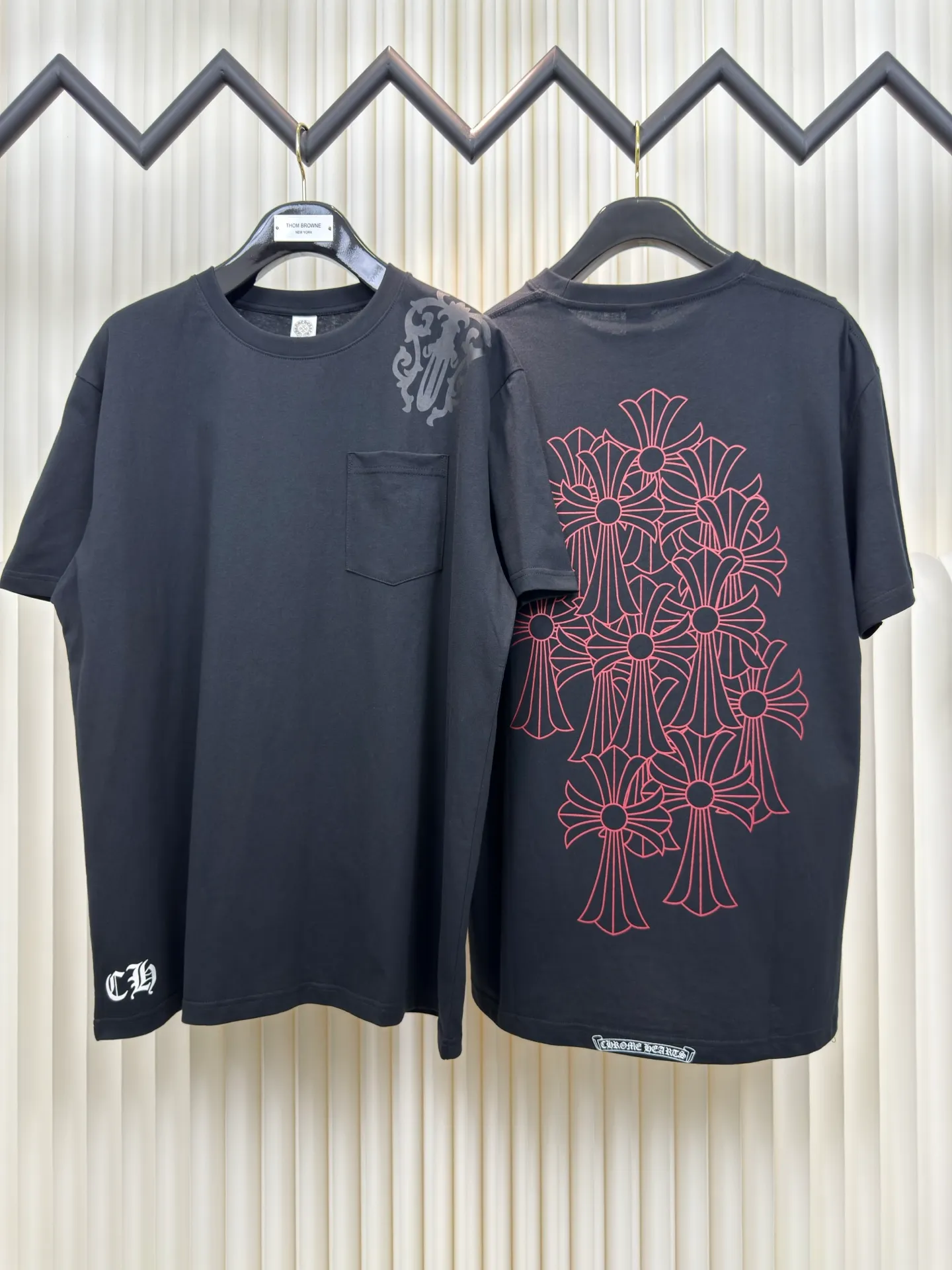P240 Chrome Hearts/Vine Sword Phantom Cross Short Sleeves Authentic Open Edition - Physical Counter - Top Luxury Quality 🆚 Instant sale of all editions on the market Fabric is made of 26 weave 200g cotton material Printing is done with hand glue printing Customized accessories Size S M L